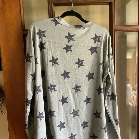 Easel star print top! - Picture 2 of 10